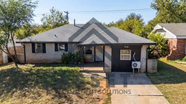 Building Photo - 4 bedroom 1 bathroom home in Midwest City!