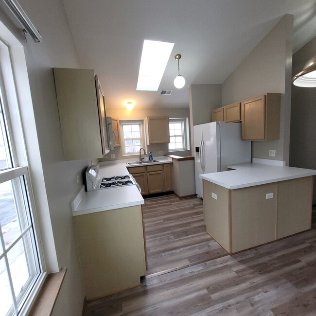 Building Photo - 1934 Heron Ave