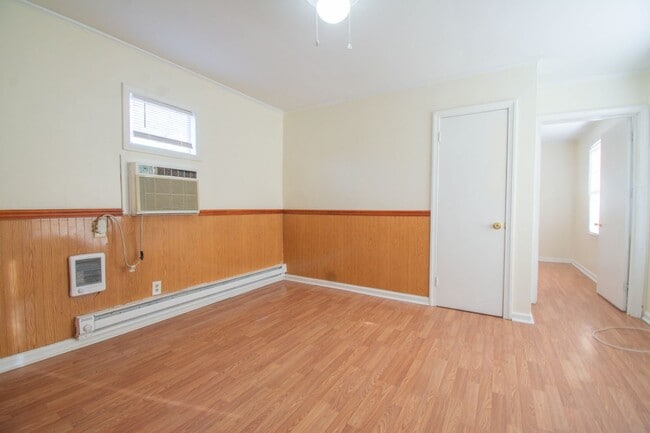 Building Photo - 1 Bedroom 1 Bathroom Home - Prime Spring Lake Location!