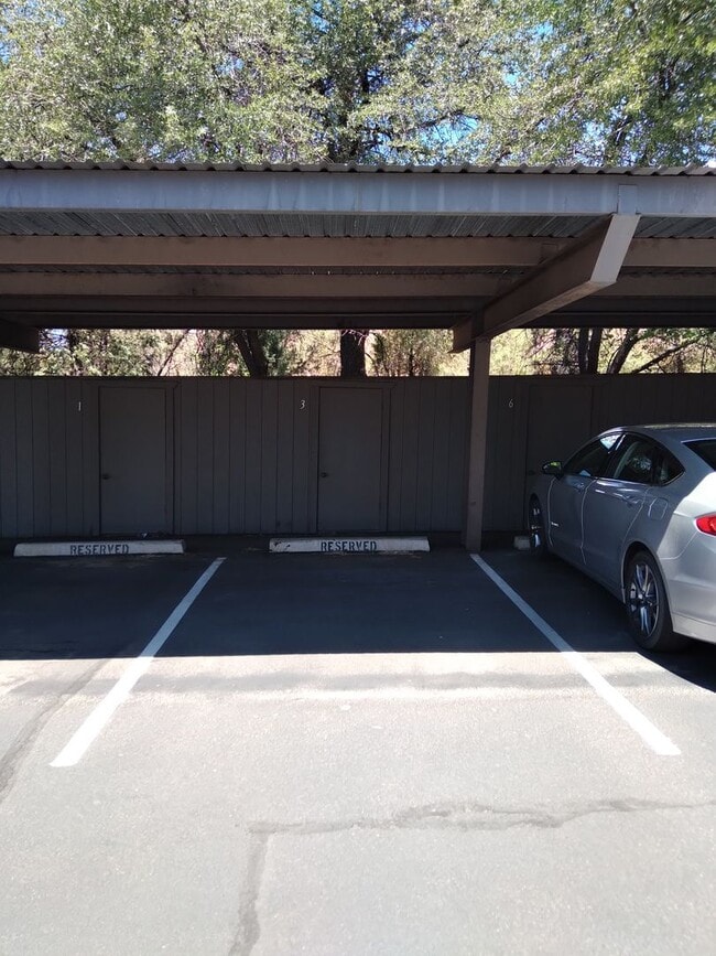 Building Photo - Beautiful 3 bed / 2 bath Seasons Condo Ava...
