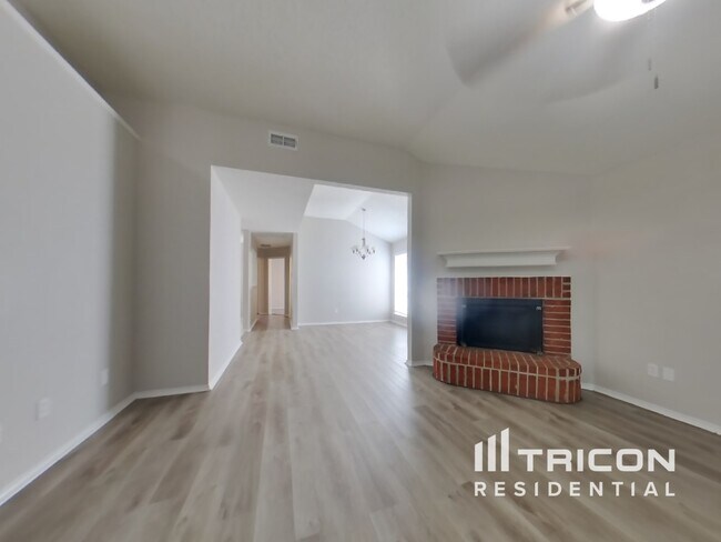 Foto del edificio - 8170 Waterside Trail