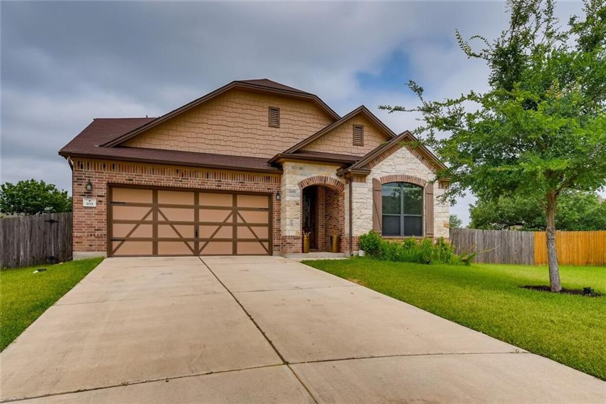 Foto principal - Large 4 Bedroom 3.5 Bath Now Avaliable
