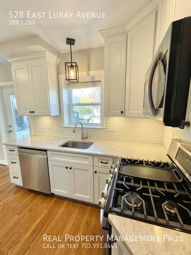 Building Photo - 2 BED 2 BATH COMPLETELY UPDATED - WALK TO ...
