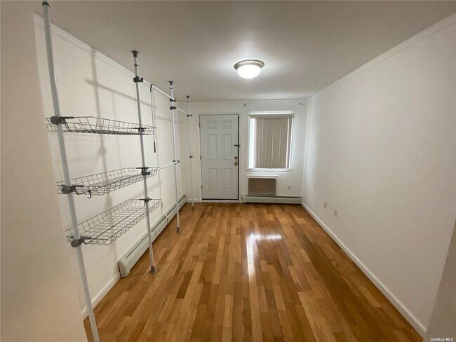 Foto del edificio - 43-40-43162 162nd St