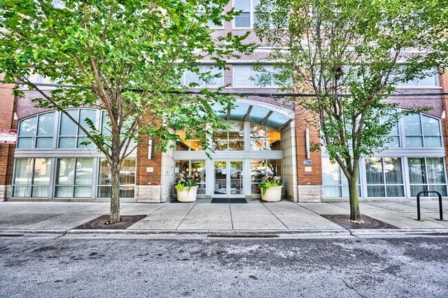 Building Photo - 933 W Van Buren St