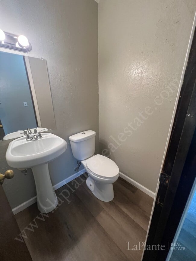 Building Photo - Welcome home to this 3 bed, 1.5 bath home ...