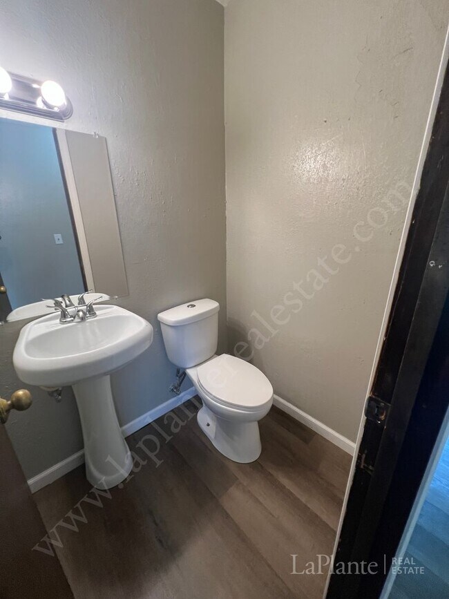 Foto del edificio - Welcome home to this 3 bed, 1.5 bath home ...