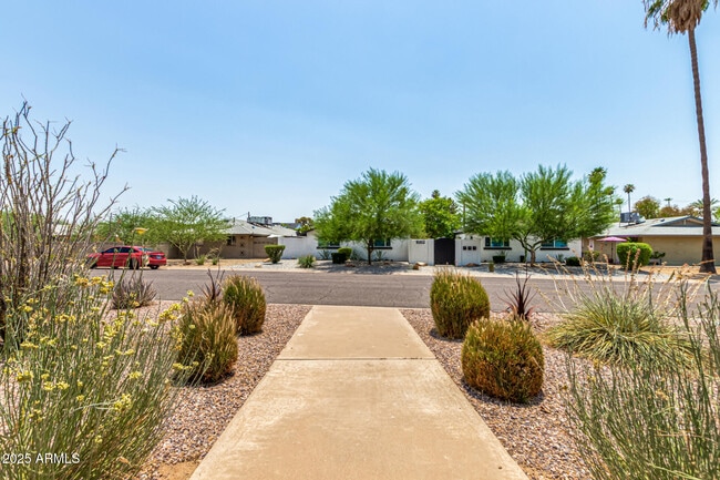 Building Photo - 3540 E Montecito Ave
