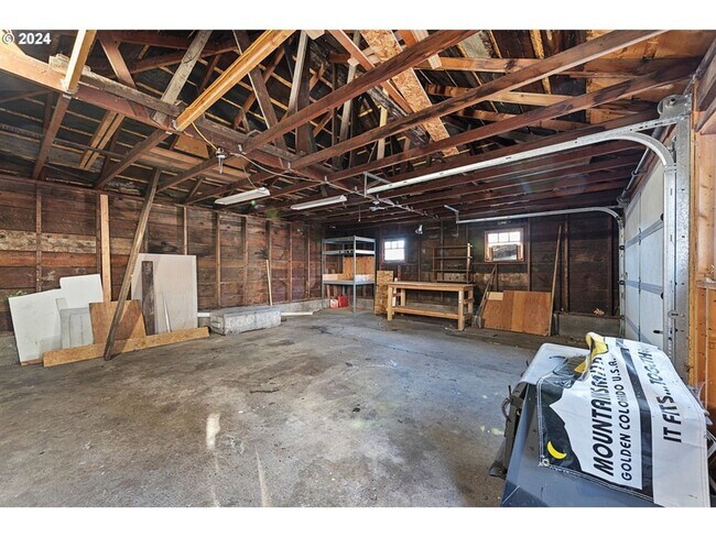 Building Photo - Gorgeous Upscale 4 bed 2 bath