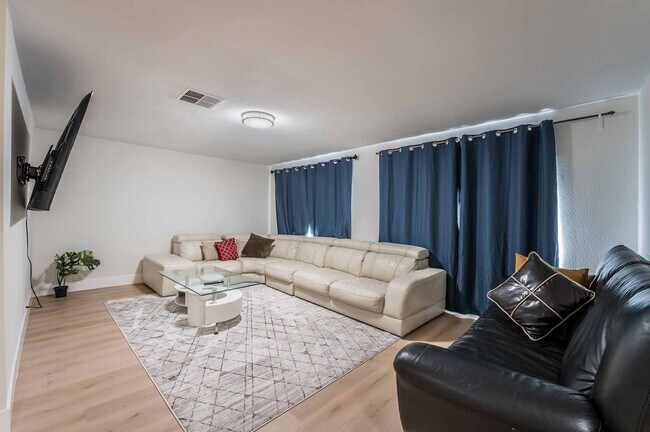 Foto del edificio - Stunning FURNISHED 4 bedroom Home for rent!