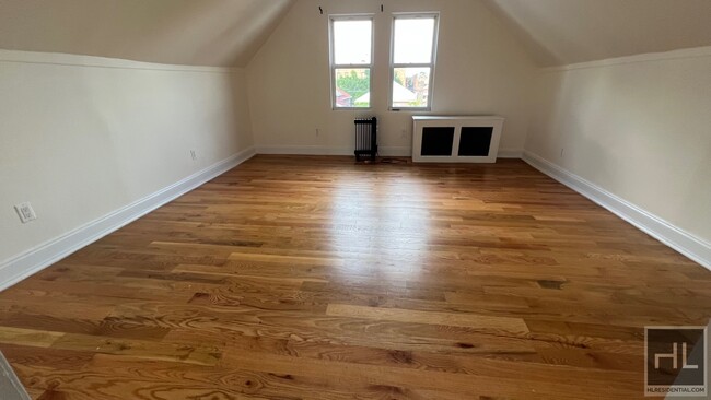 Building Photo - LARGE  AND BRIGHT  2 BEDROOMS 52 STREET/ P...
