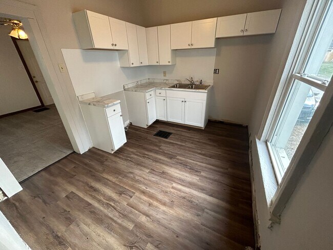 Foto del edificio - Charming One-Bedroom Home with Den and Cov...