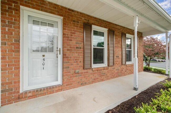 Building Photo - 501 Allenview Dr