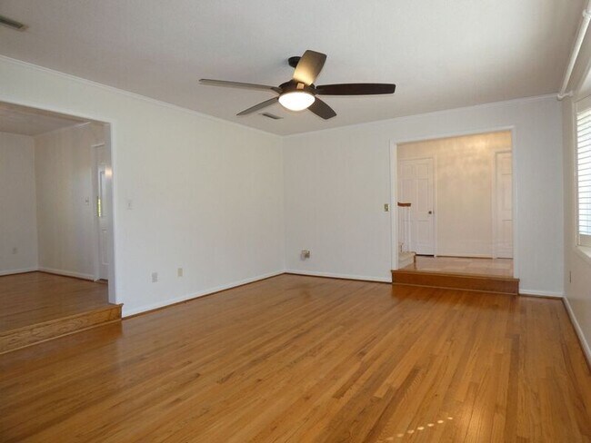 Foto del edificio - 2130 Hallmark Dr