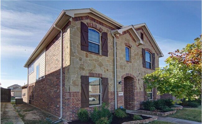 Building Photo - 5849 Wake Robin Dr