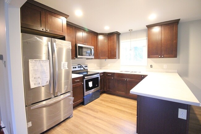 Building Photo - 3 Bedroom Ranch with Fenced-In Backyard in...