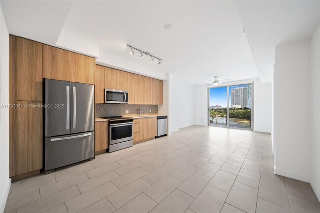 Foto del edificio - 2150 N Bayshore Dr