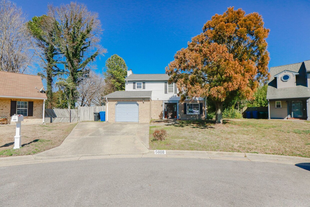 Foto principal - Spacious 4BR Home with a Fenced Yard & Jet...