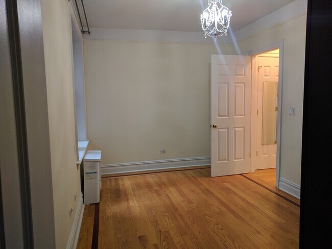 Building Photo - 812 Riverside Dr