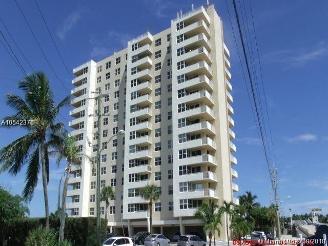 Primary Photo - 2639 N Riverside Dr