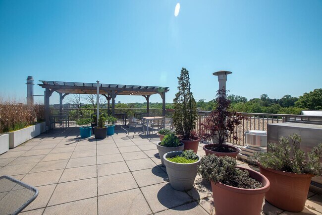 Building Photo - Amazing 3 BR/2 BA Condo in Wakefield!