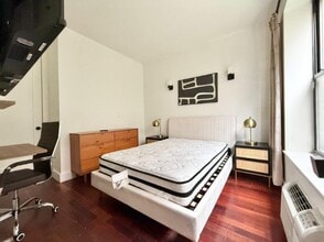Building Photo - Nice room in a good neighborhood