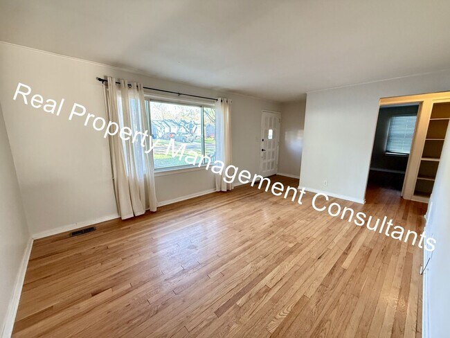 Foto del edificio - 3-Bedroom Home Near Downtown Overland Park!