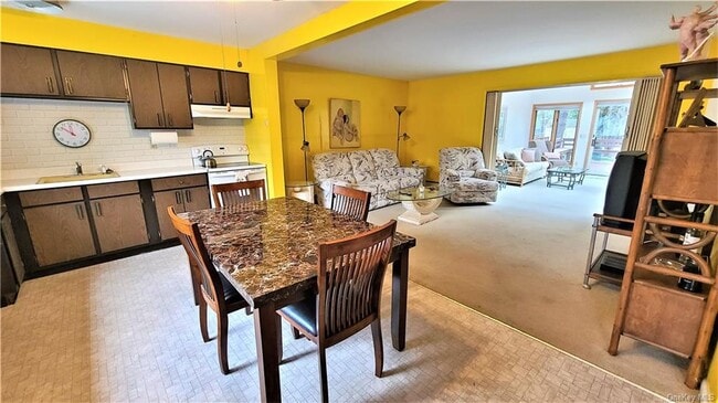 Foto del edificio - 52 Medallion Rd