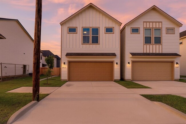 Building Photo - 2115 Esther Dr