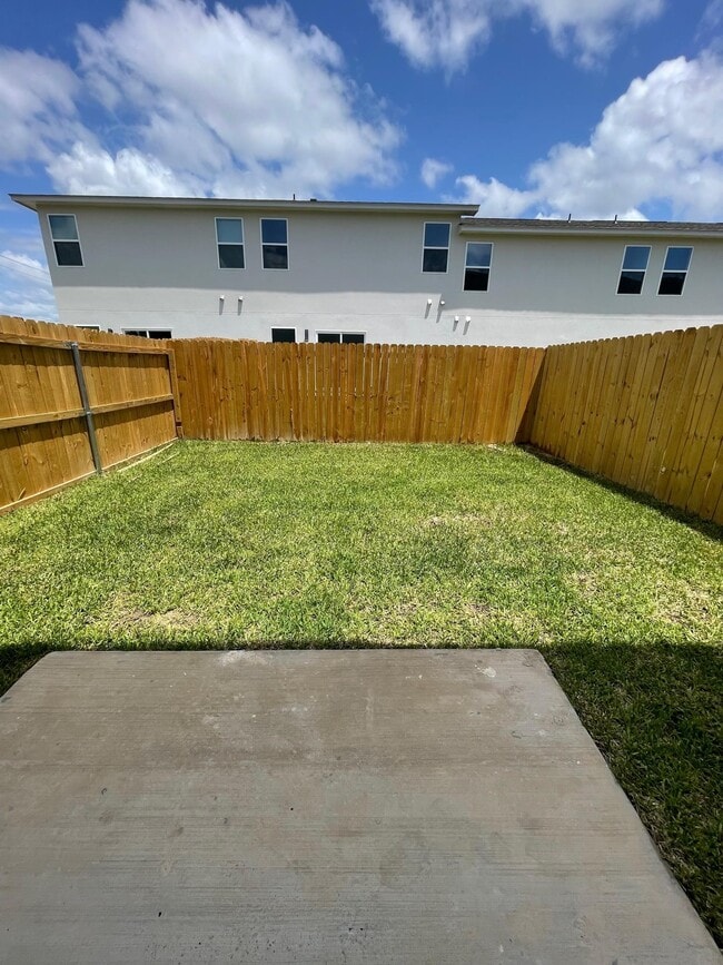 Building Photo - 9923 Bijan Dr