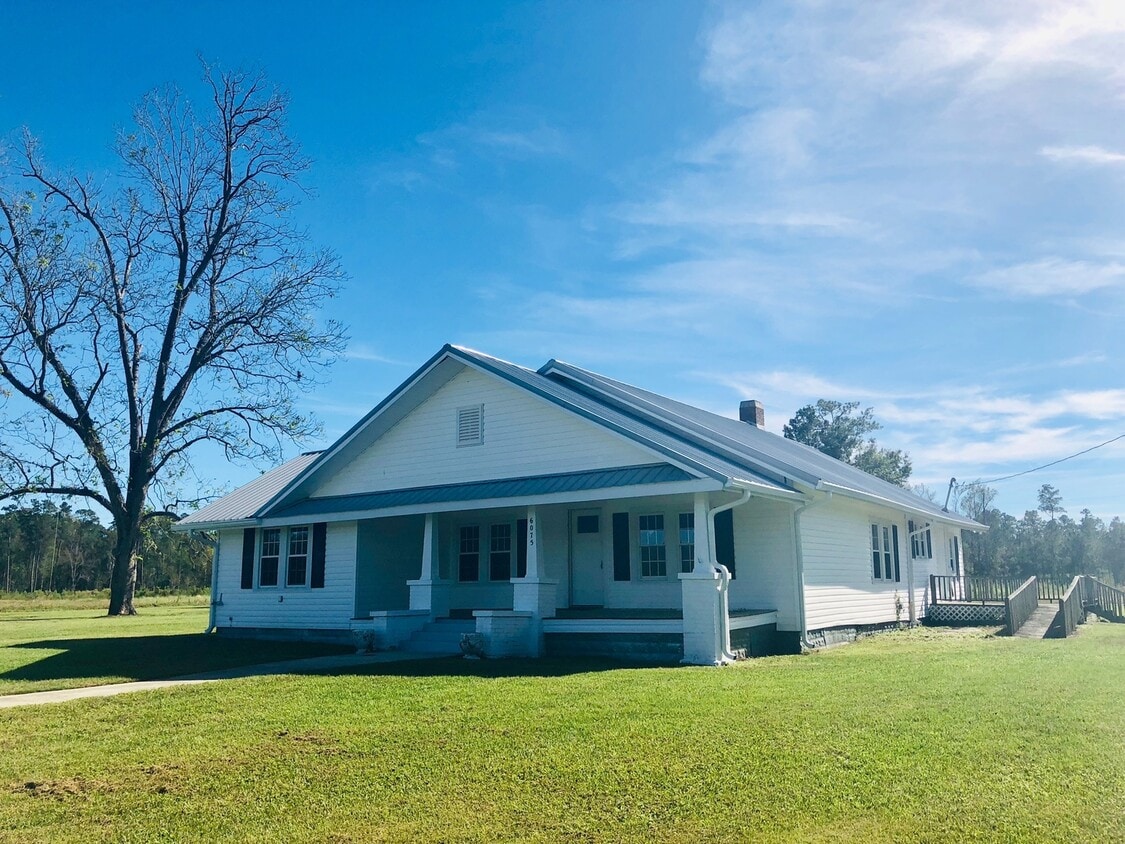 Primary Photo - Available Now! Beautiful yard space, lots ...