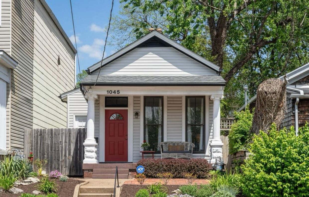 Primary Photo - Charming Highlands Cottage with Spacious B...