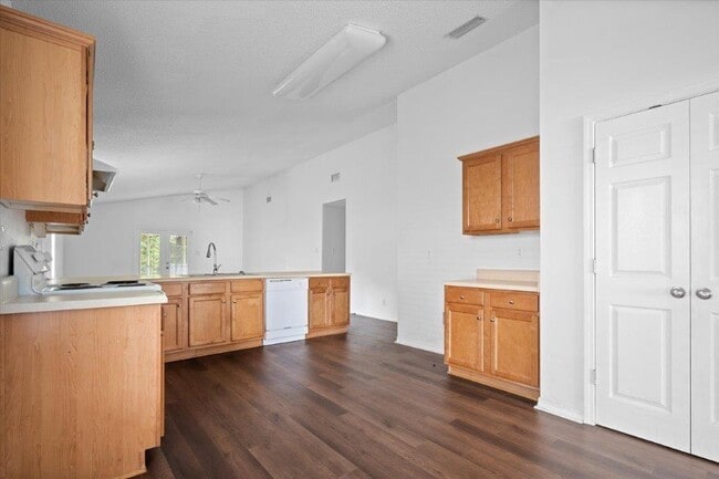 Building Photo - 2659 Rosebud Dr E