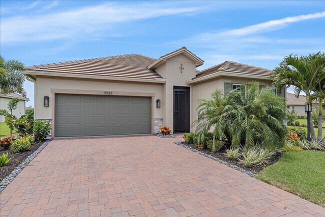 Building Photo - 3 bedroom house with garage
