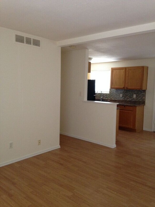 Building Photo - 1 bed/bath unit close to everything!