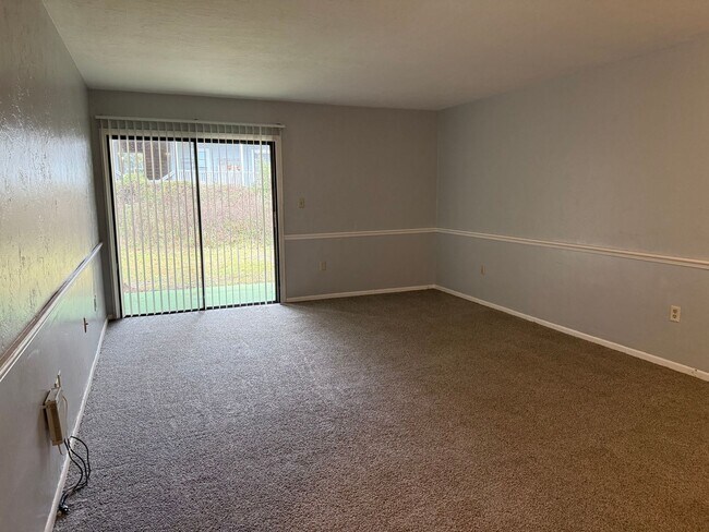 Foto del edificio - LEASE NOW AND ENJOY 50% OFF 2ND MONTH! Location, location, location! 876 SF Unit- 1 bd/ 1 ba near...