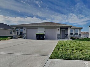 Building Photo - 208 SW Sunflower St