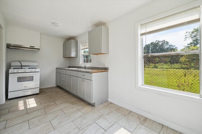 Building Photo - 3229 Persimmon St
