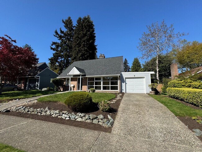 Building Photo - Quiet 4 bed 1.5 bath home in Wedgwood neig...