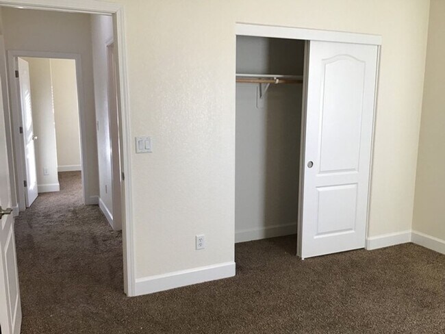 Building Photo - 3 Bedroom plus Den 2 Bath So. Reno Home