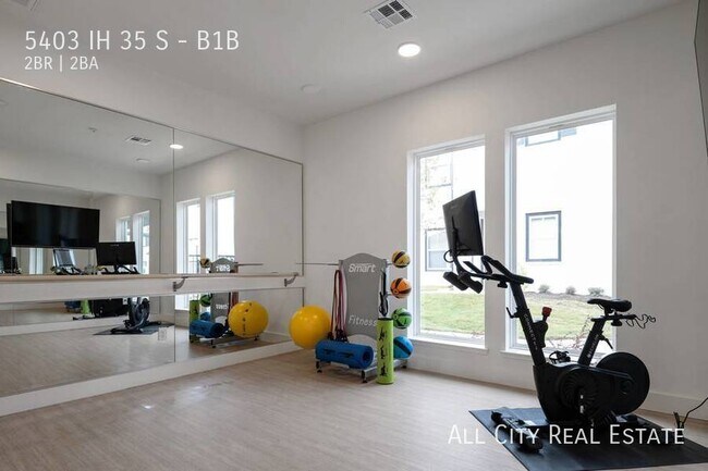 Foto del edificio - 5403 I 35 Frontage Rd