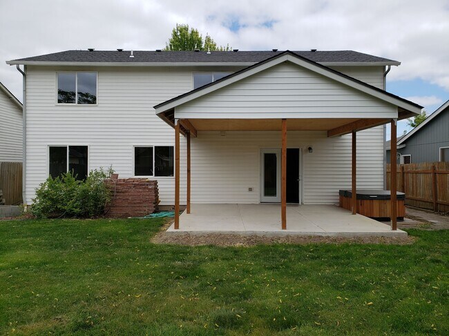 Backyard patio - 770 Hyacinth St