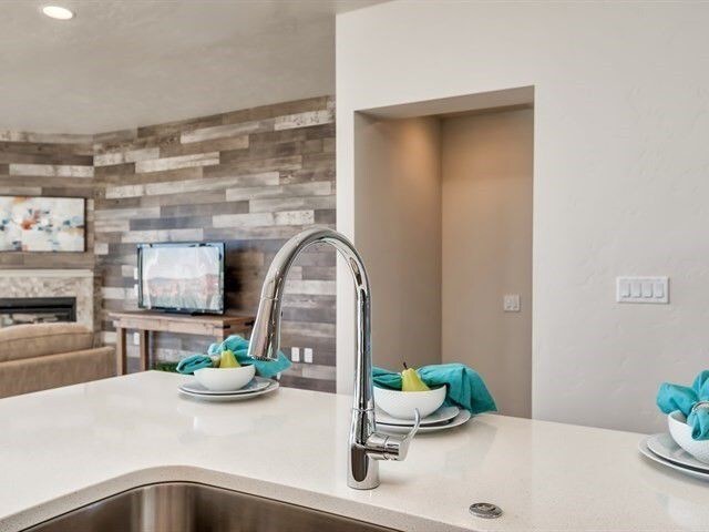 Foto del edificio - 2387 E Warm Springs Ave