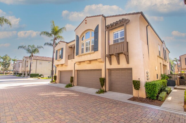Building Photo - Beautiful 2 Bedroom / 2 Bath Condo in Desi...
