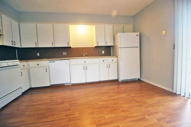 Spacious kitchen - 4454 Lantana Dr SE