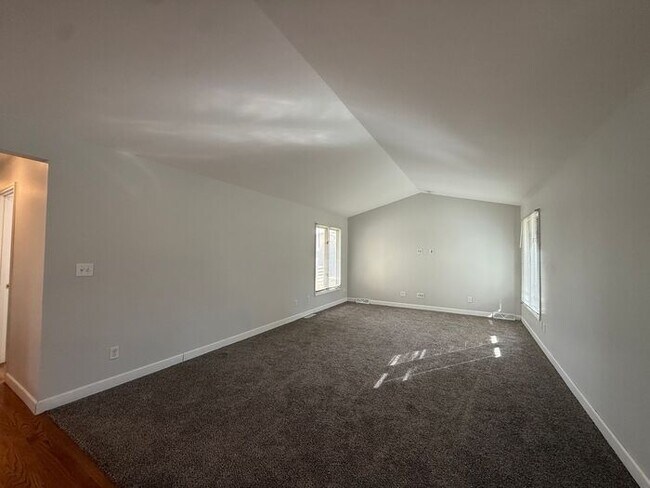 Foto del edificio - $3,200 | 5 Bedroom, 3 Bathroom House | No Pets | Available for Immediate Move In!