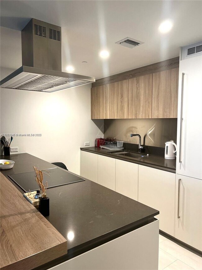 Building Photo - 1000 Brickell Plz