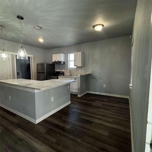 Building Photo - 3917 Kashmere St