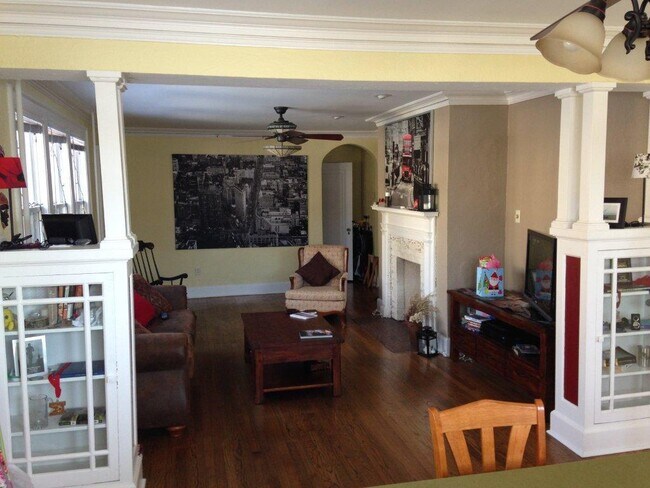 Columnatas - 1820 Pleasant St