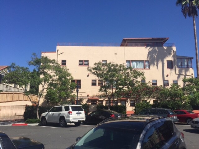 Al lado de 712 Cedar St - Cortez Heights Apartments